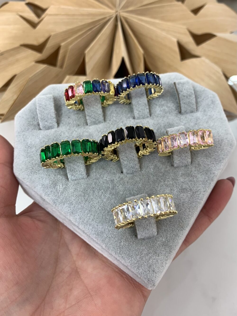 Prsten sa kristalima od nerdjajuceg celika