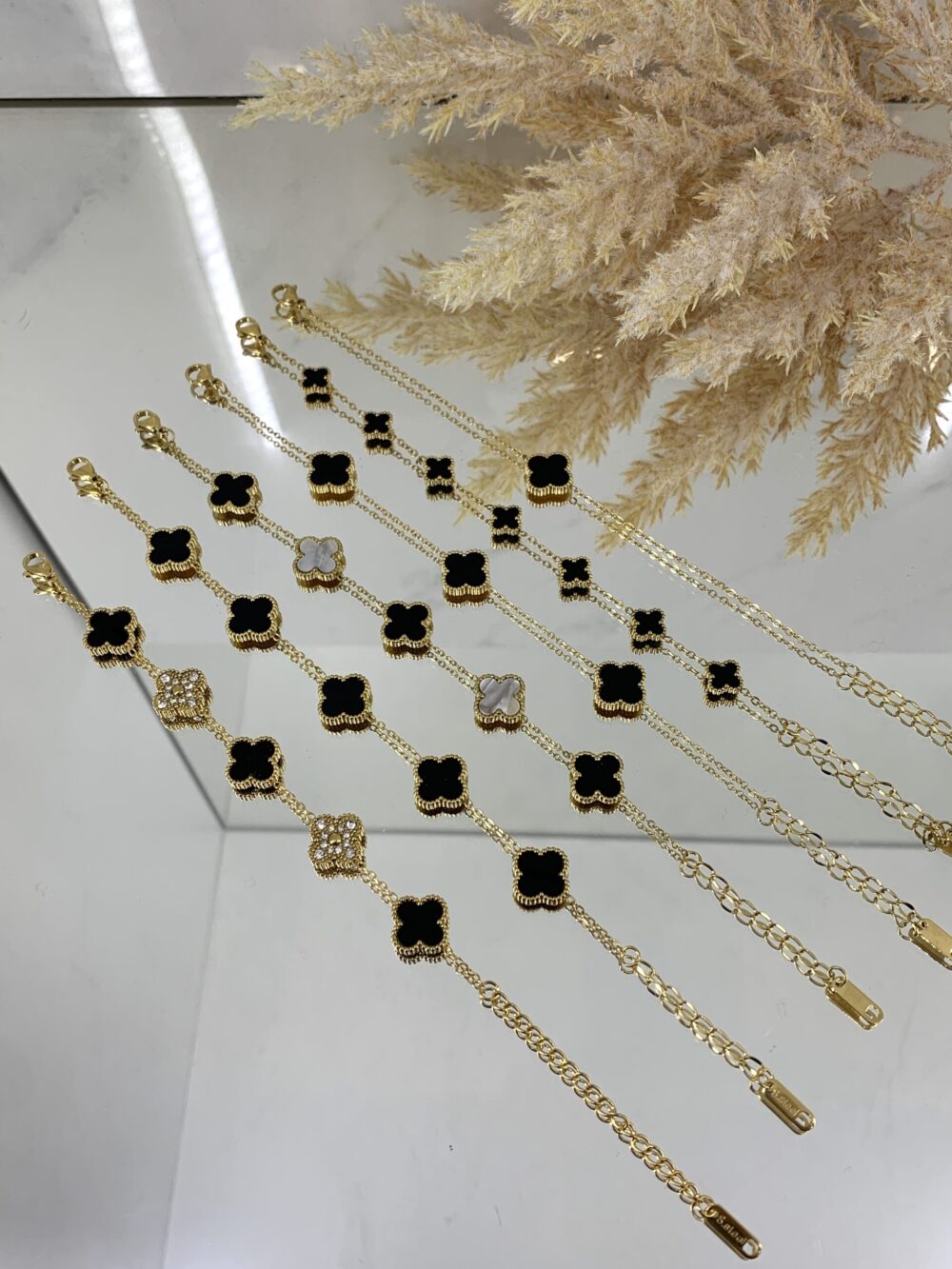 Narukvica sa crnom detelinom vise modela – gold