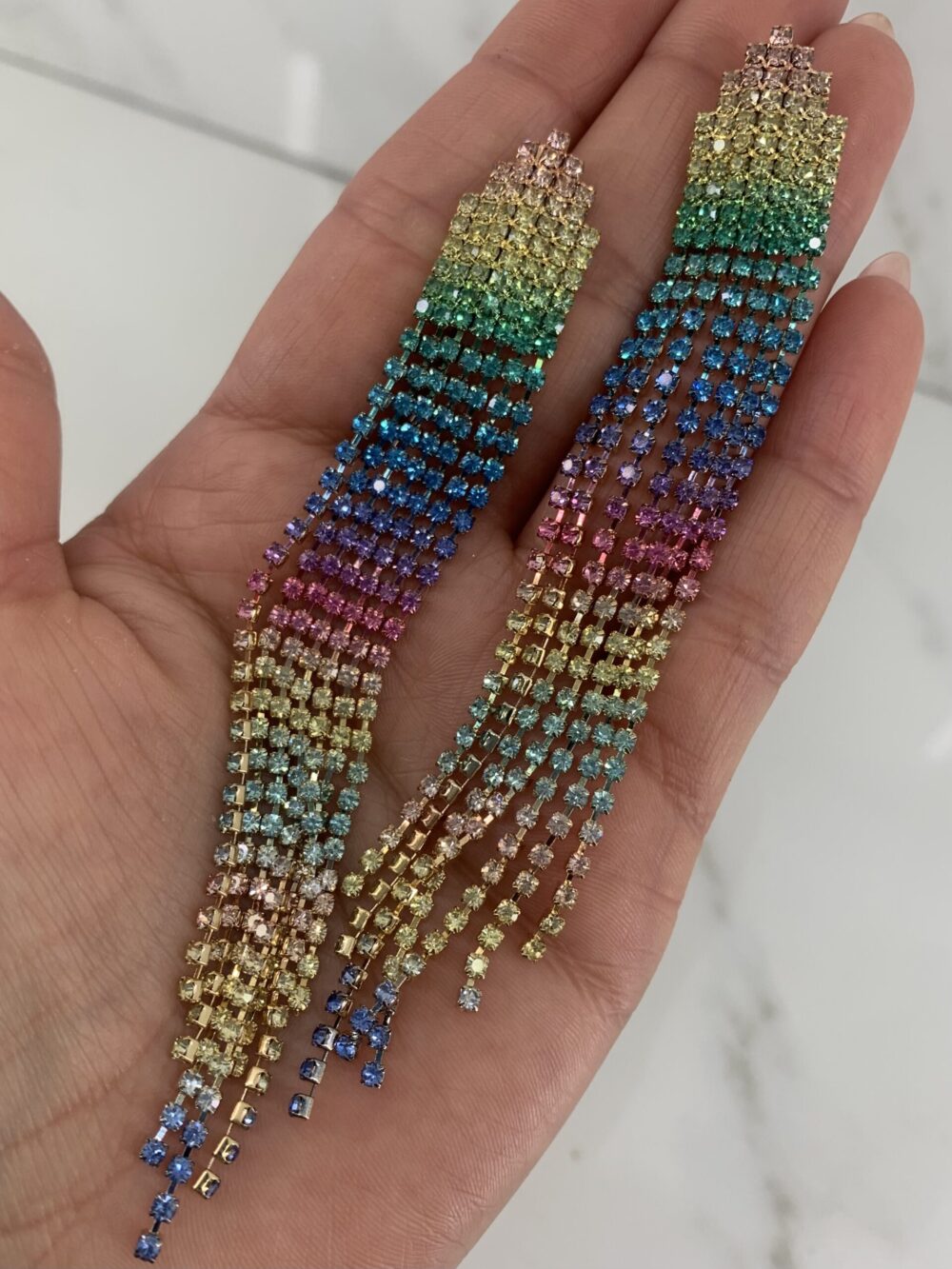 Mindjuse sa sarenim cirkonima