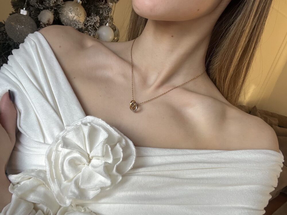 Ogrlica od nerdjajuceg celika sa trobojnim priveskom