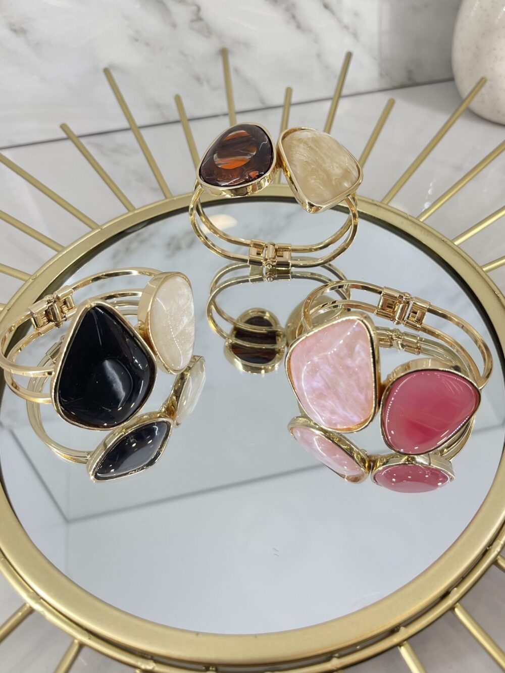 Narukvice sa kamenjen u boji – vise boja