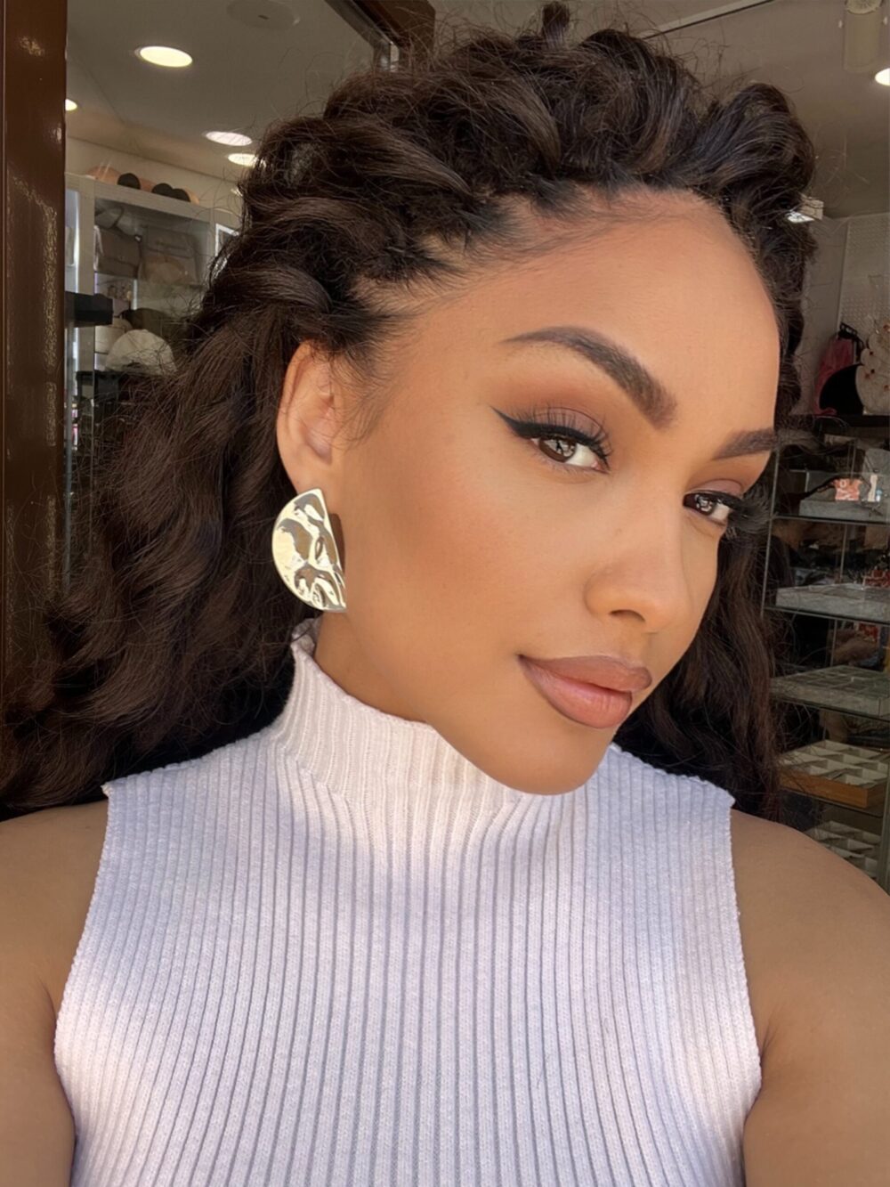 Reljefne mindjuse u obliku polukruga