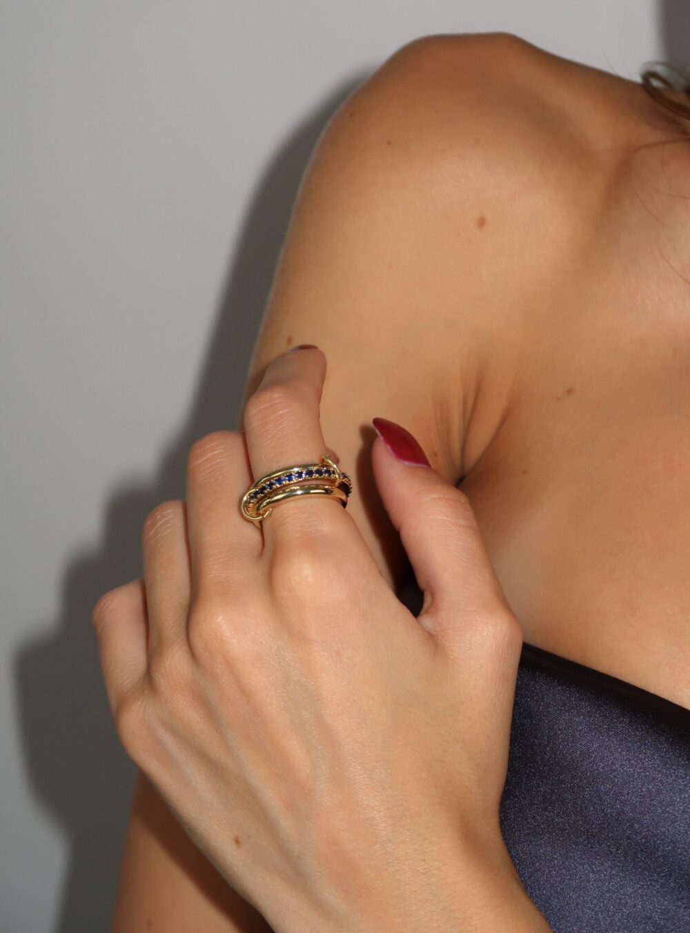 Premium prsten od nerdjajućeg čelika sa plavim kristalima