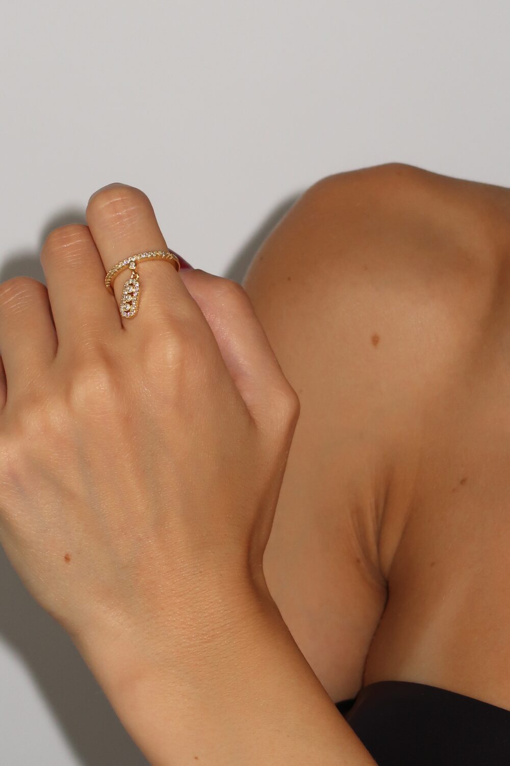 Prsten od nerdjajućeg čelika sa visećim detaljem