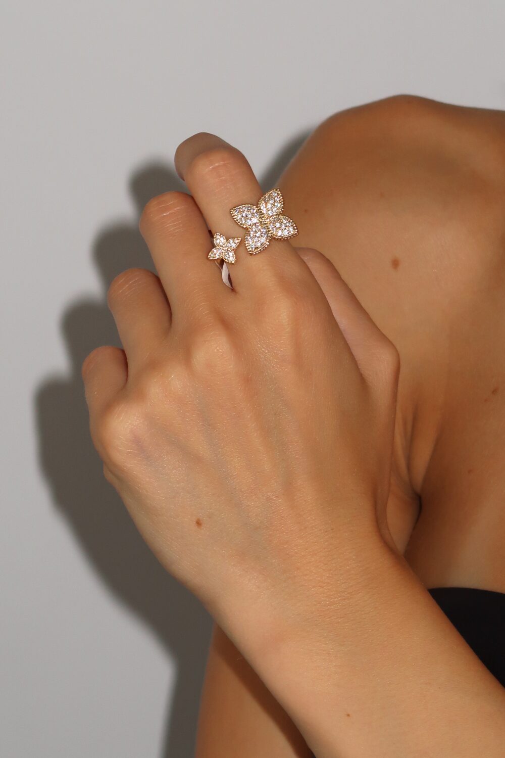 Premium prsten on nerdjajućeg čelika sa kristalima