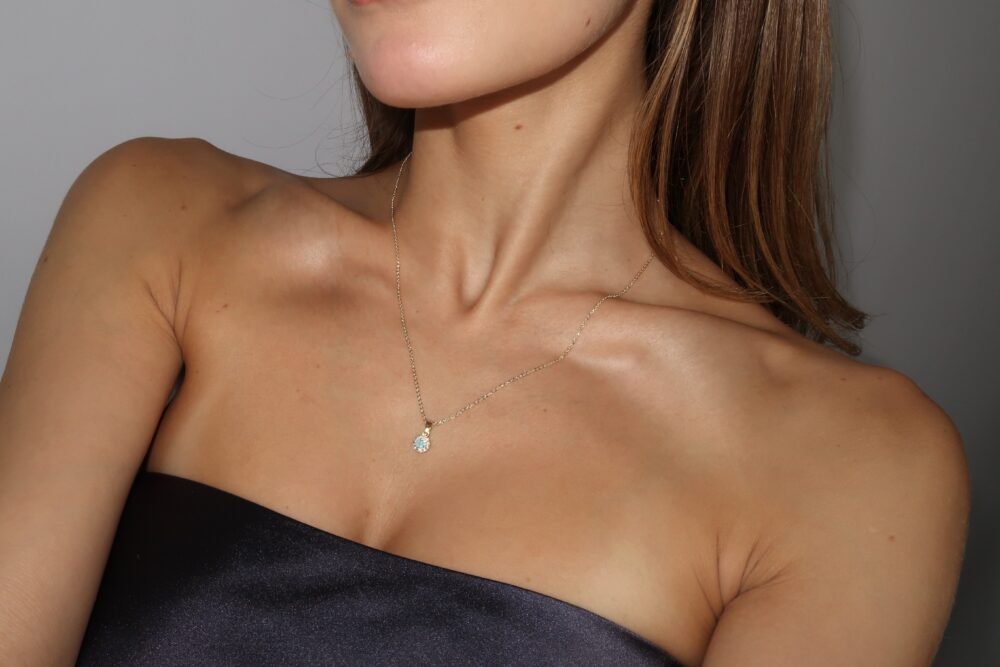 Ogrlica od nerdjajućeg čelika sa plavim detaljem